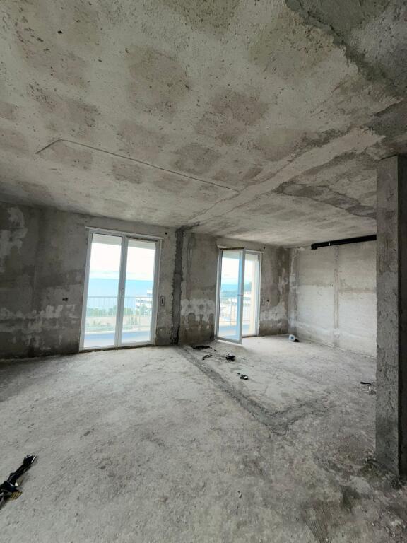 Shitet apartament premium në Kompleksin Dyrrachium, një nga rezidencat më elitare në Currila, Durrës. Apartamenti është 149.39 m², ndodhet në katin e 3-të banim dhe ofron pamje të hapur ballore nga deti. Ndërtim i përfunduar, gati për banim. Ideali për jetesë elitare ose investim sigurie.  📞 Kontakt: 