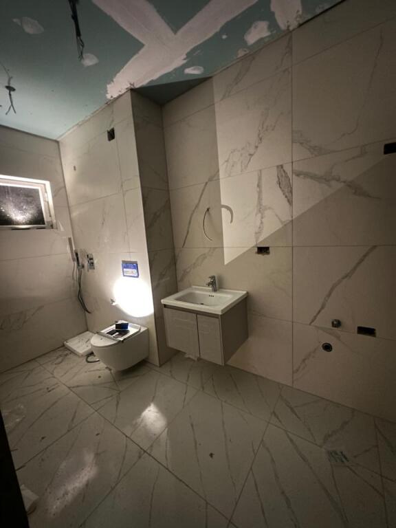 🏡 Shitet apartament 1+1 me verande te Komuna e Parisit