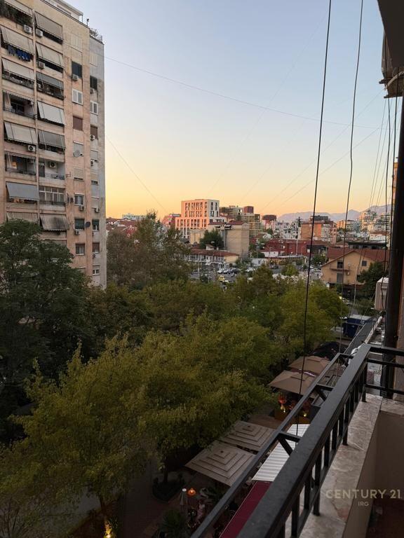 Zyrë me qira në zonën e Komunës së Parisit