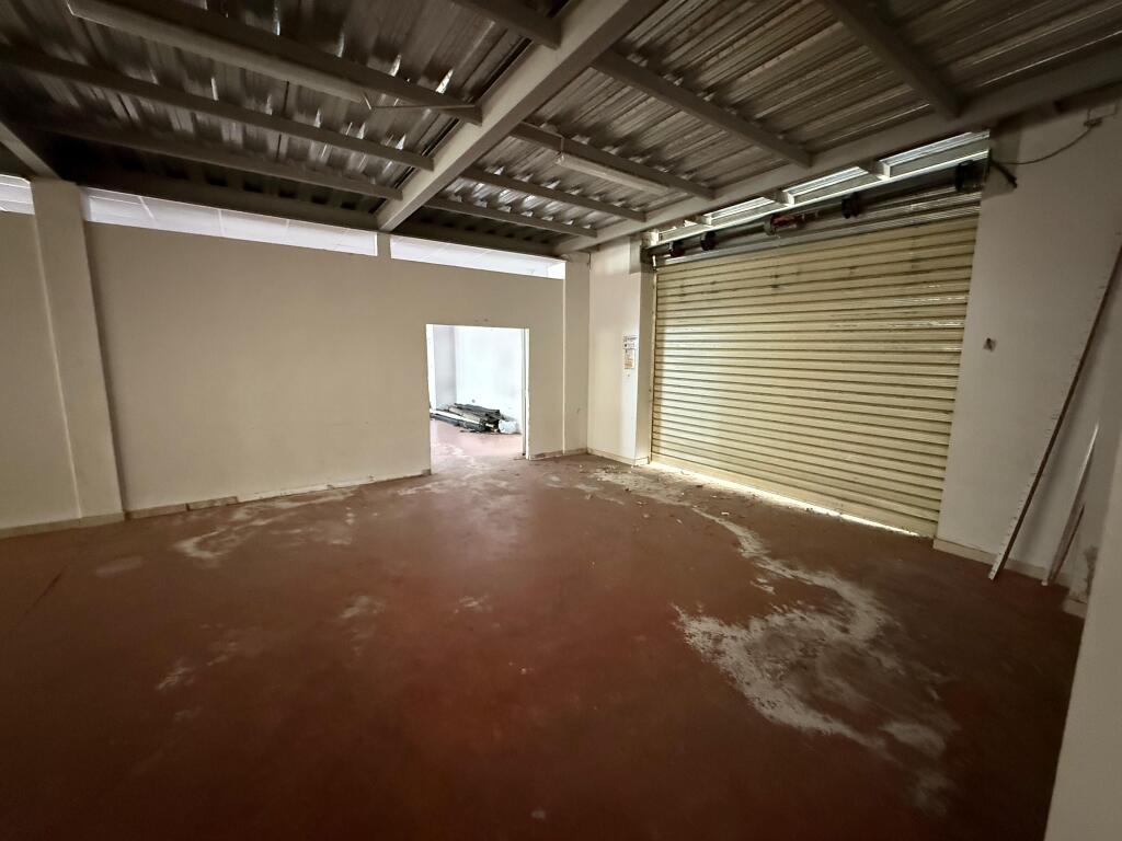 Jepet me Qira Magazinë / Ambient Industrial – Fundi i Bulevardit të Ri