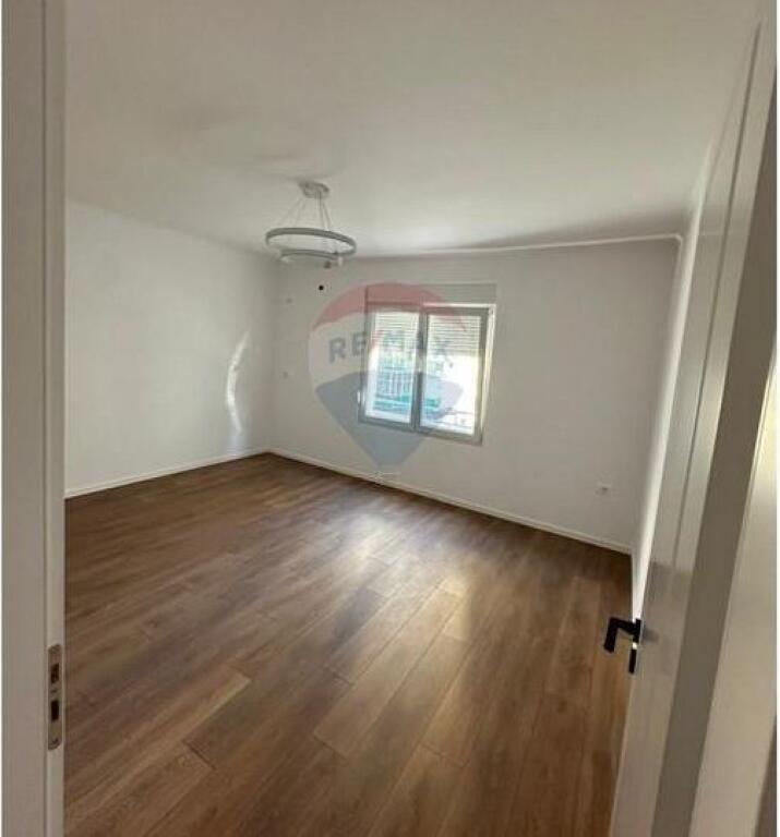 Shitet apartament 1+1 te Rruga Kongresi i Manastirit (530381006-196)
