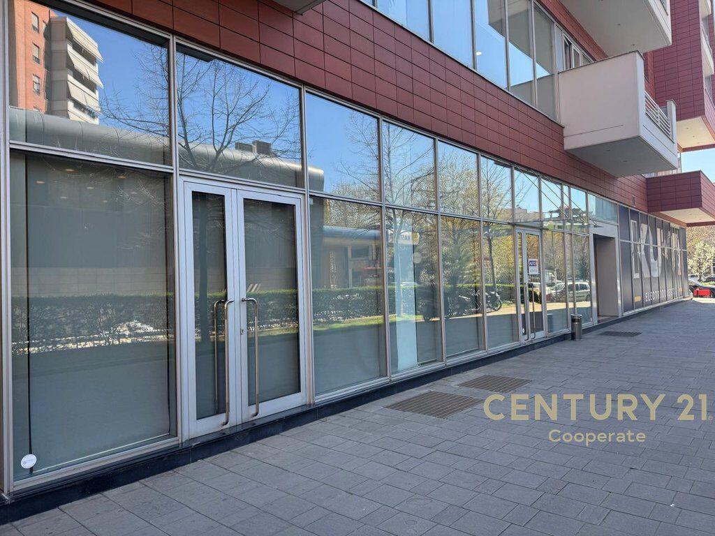 Ambient Komercial me Qira – Pranë Hotel Hilton