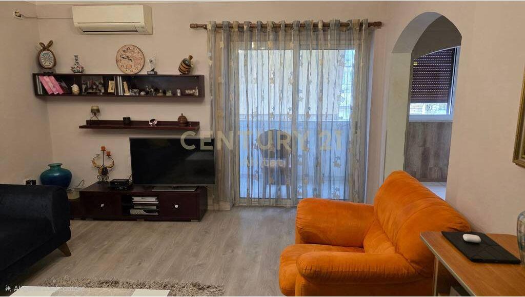 Shitet Apartament 2+1+2 ballkone në Vasil Shanto