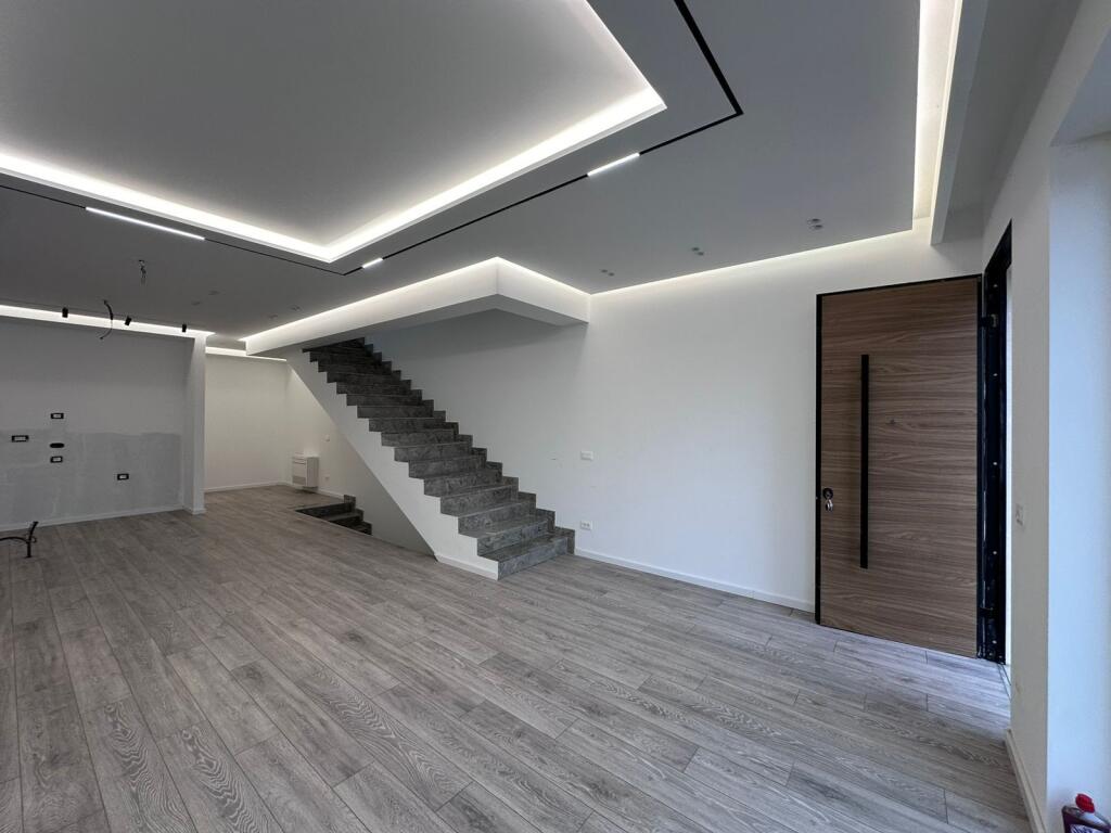 Vilë 3-Katëshe me Qera me Pishini në zonën e Liqenit të Thatë , Fz Forest