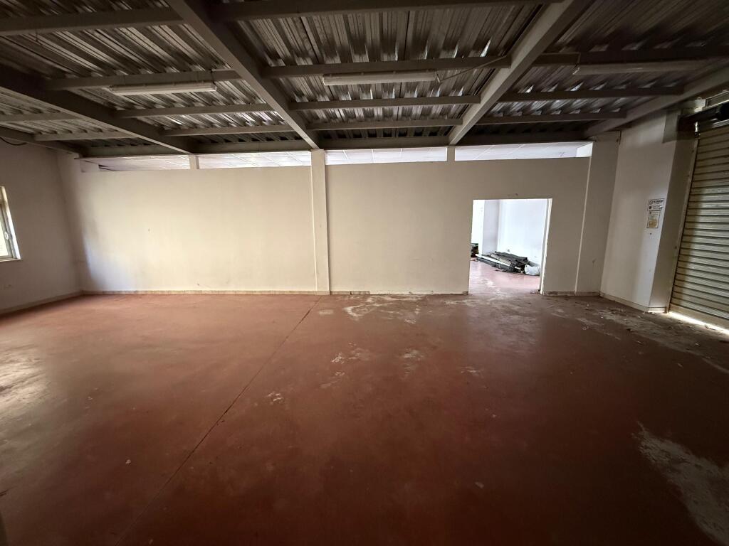 Jepet me Qira Magazinë / Ambient Industrial – Fundi i Bulevardit të Ri