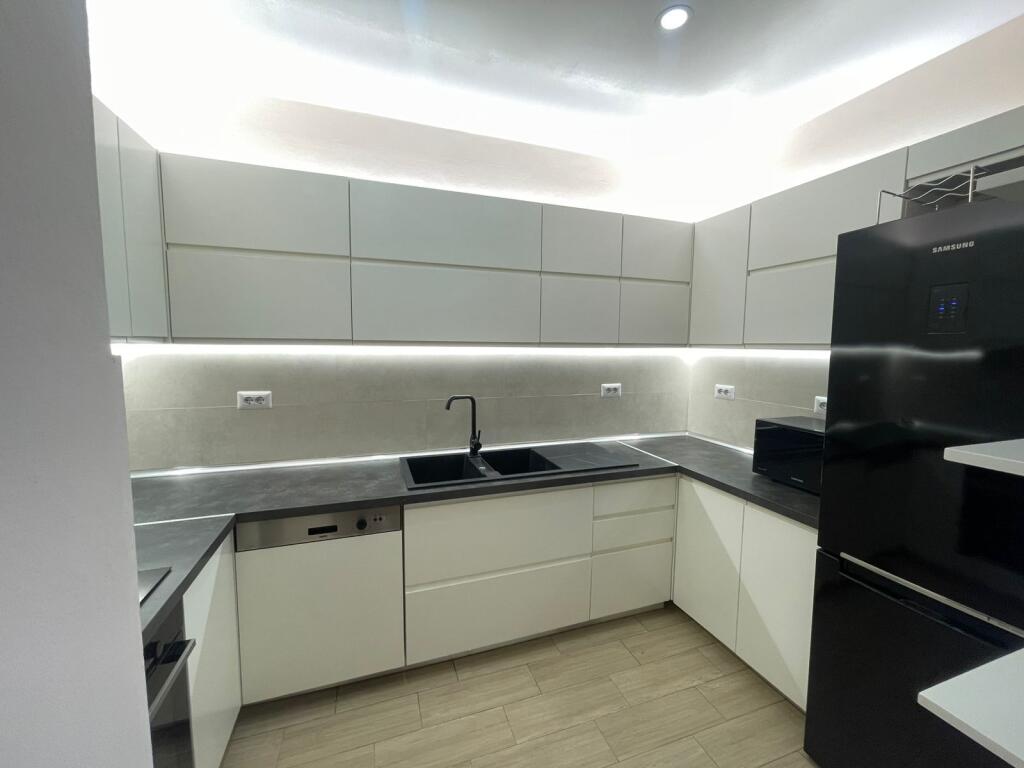 🏡 Jepet me qira Apartament modern 2+1+2  – Qendër Tiranë