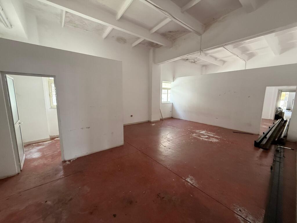 Jepet me Qira Magazinë / Ambient Industrial – Fundi i Bulevardit të Ri