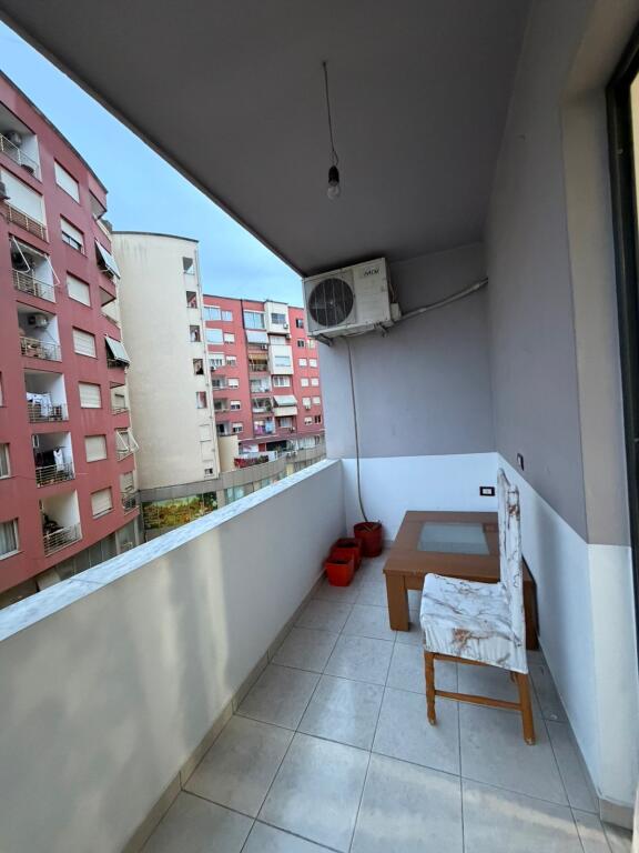 2+1,i mobiluar te bar bohemi astir,cmimi 500 euro