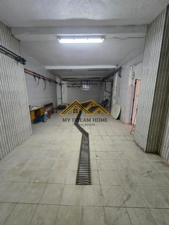 VENDITA AMBIENTE COMMERCIALE PRESSO IL CROCE ROSSA DURAZZO