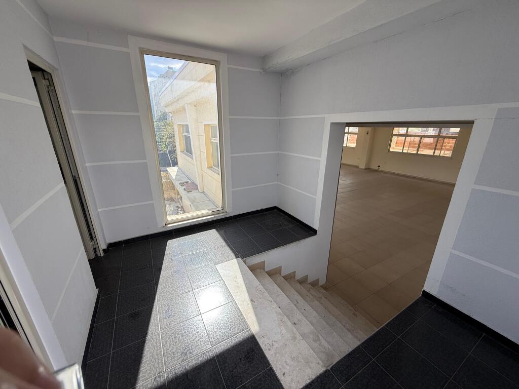 Jepet me Qira Magazinë / Ambient Industrial – Fundi i Bulevardit të Ri