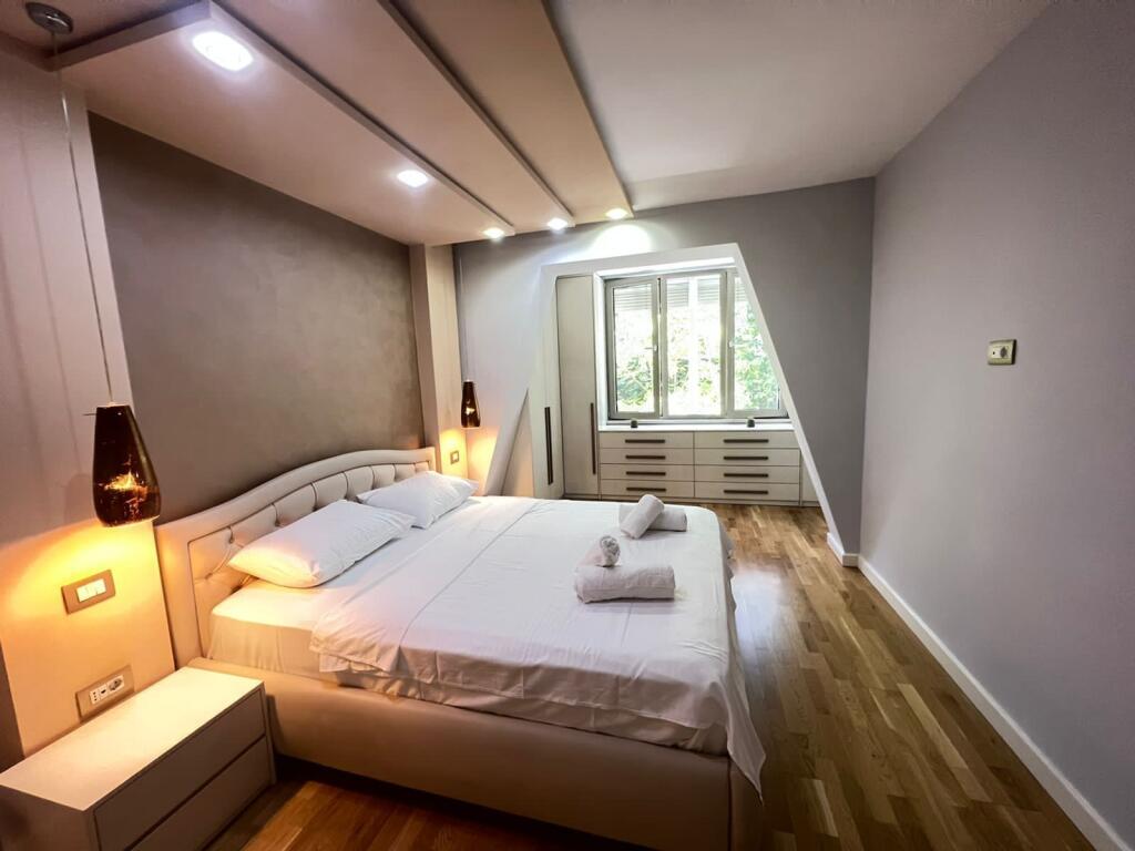 Apartament 2+1 tek Sheshi "Skëndërbej" pranë pallatit “Galeria”