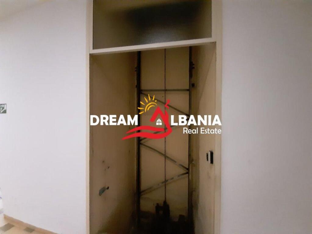 Magazine me qera , Siri Kodra ( ID 4281299)