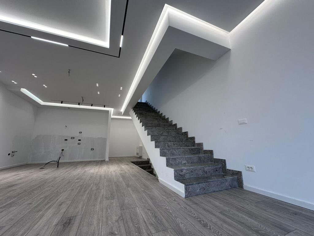 Vilë 3-Katëshe me Qera me Pishini në zonën e Liqenit të Thatë , Fz Forest