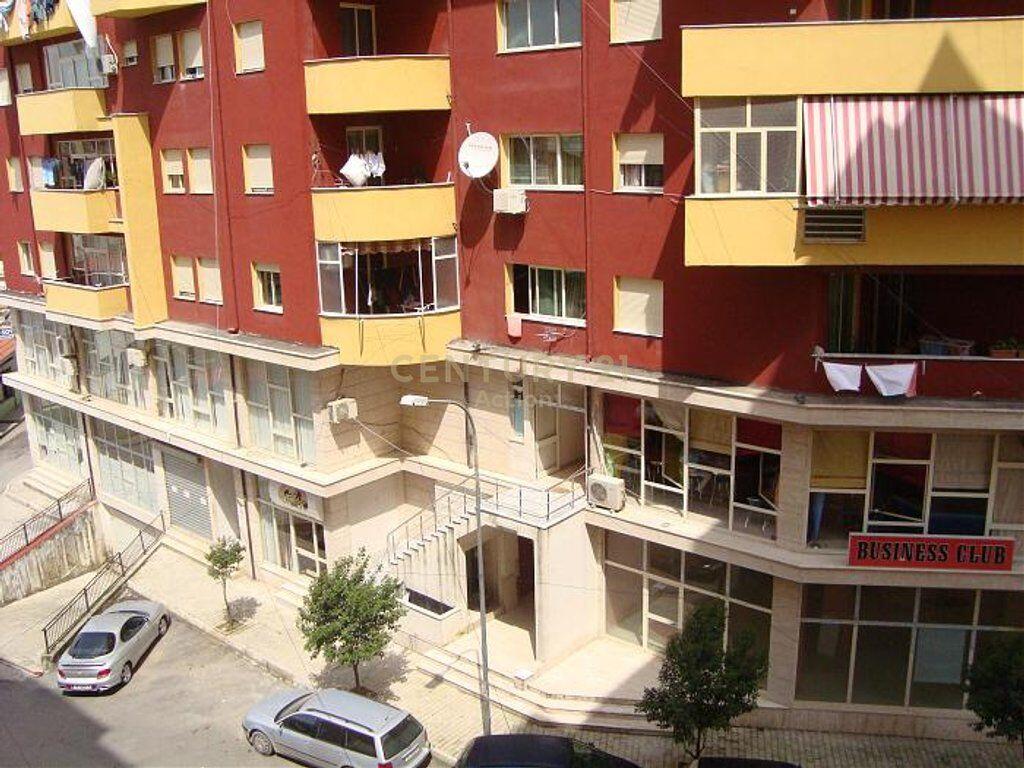 Shitet Apartament 2+1+2