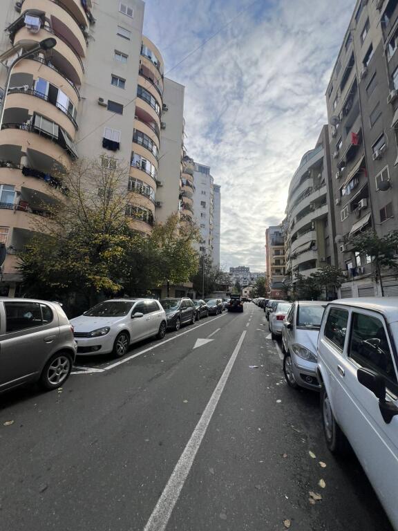 Apartament 2+1 per shitje tek Komuna e Parisit