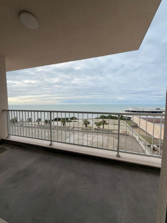 Shitet apartament premium në Kompleksin Dyrrachium, një nga rezidencat më elitare në Currila, Durrës. Apartamenti është 149.39 m², ndodhet në katin e 3-të banim dhe ofron pamje të hapur ballore nga deti. Ndërtim i përfunduar, gati për banim. Ideali për jetesë elitare ose investim sigurie.  📞 Kontakt: 