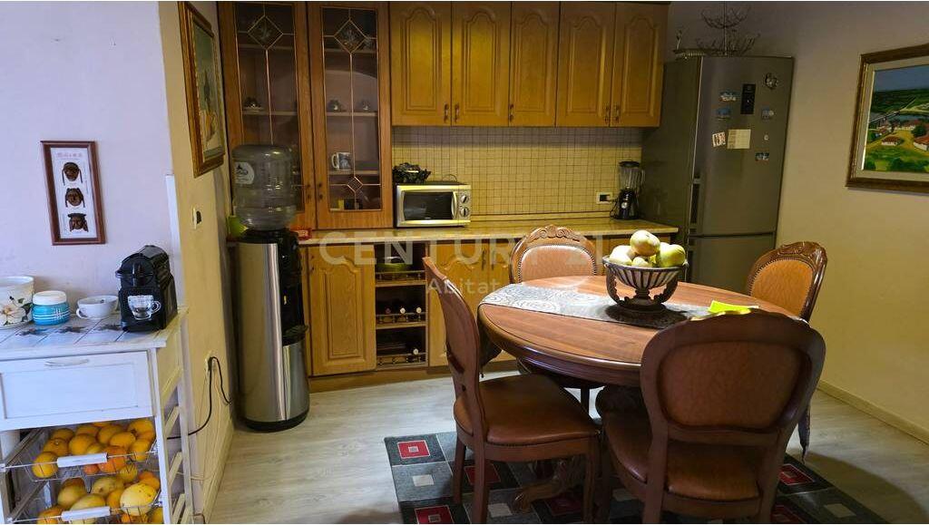 Shitet Apartament 2+1+2 ballkone në Vasil Shanto 230,000 €