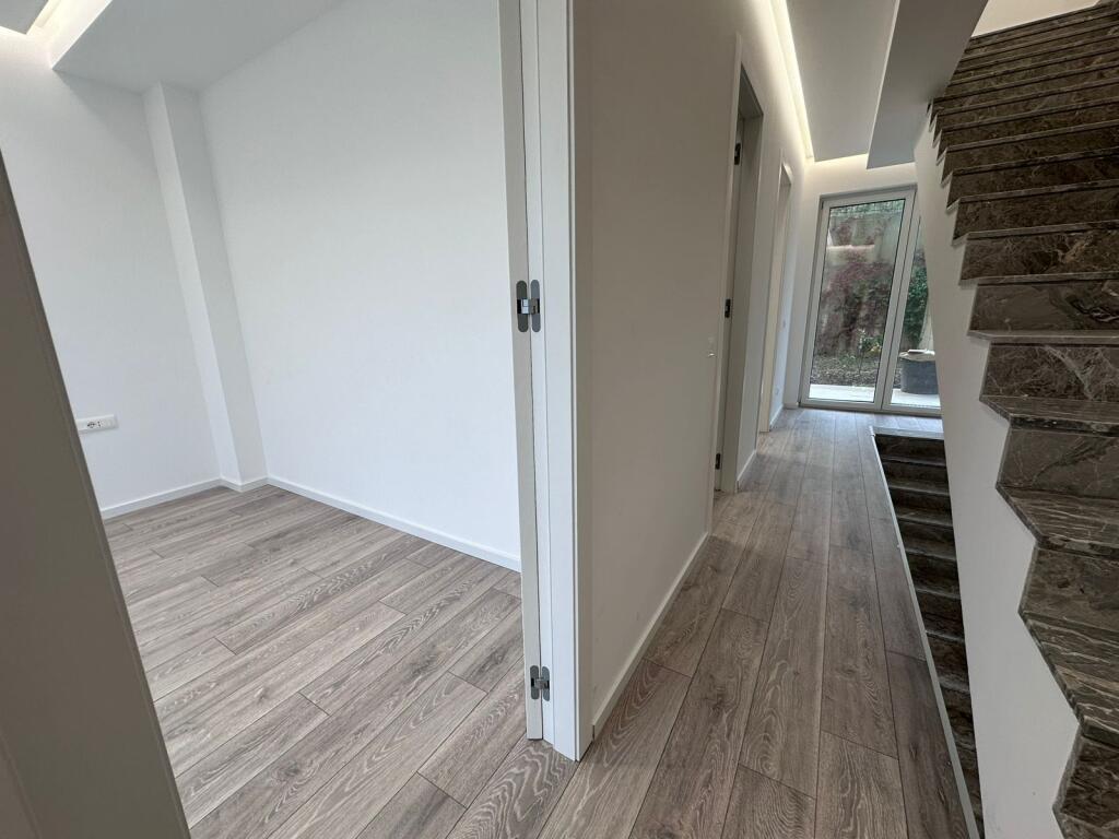 Vilë 3-Katëshe me Qera me Pishine në zonën e Liqenit të Thatë