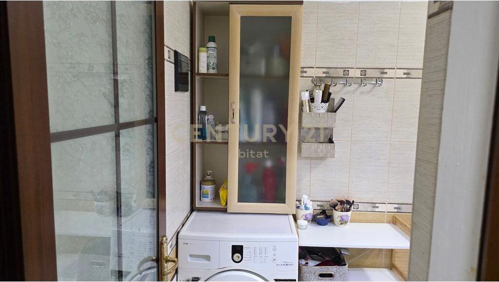 Shitet Apartament 2+1+2 ballkone në Vasil Shanto 230,000 €