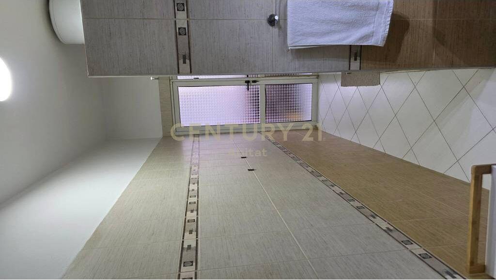 Shitet Apartament 2+1+2 ballkone në Vasil Shanto 230,000 €