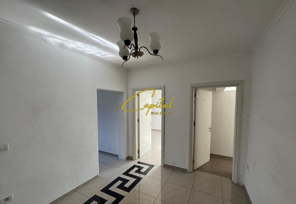 ZYRE ME QERA 100 M2 RRUGA MINE PEZA 800 EURO