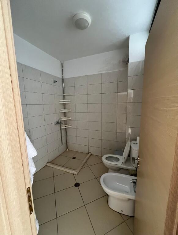 2+1+2 Me Qera, Astir, Tek Rrethi