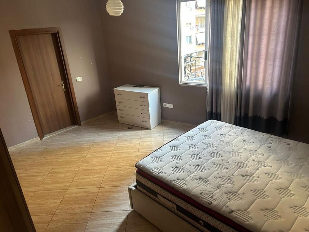 2+1,i mobiluar te kompleksi fratar,cmimi 470 euro