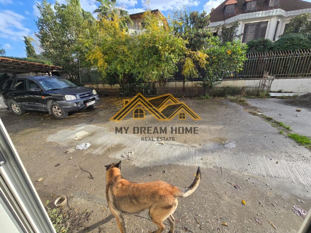 VENDITA AMBIENTE COMMERCIALE PRESSO IL CROCE ROSSA DURAZZO