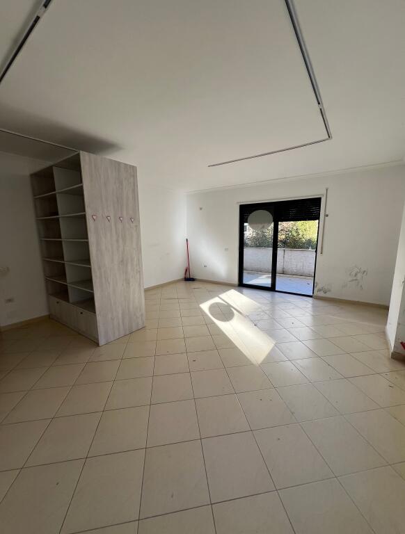 2+1+2 Me Qera, Astir, Tek Rrethi