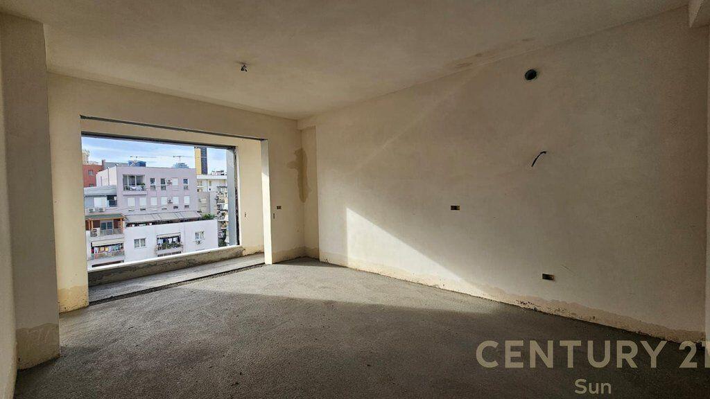 Shitet Apartament 2+1+2 me Verandë – Pazar i Ri