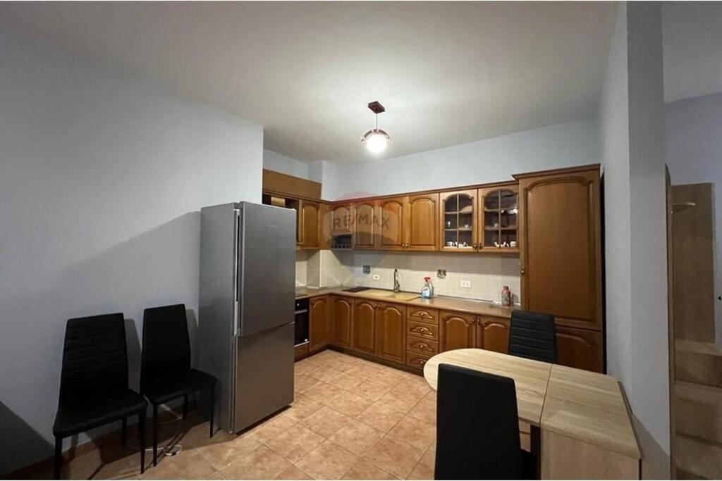 Jepet apartamrent 1+1 te Qendra Kristal !