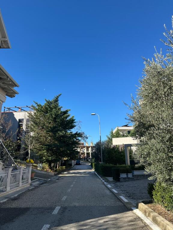 📌 Shitet Vilë 4-Katëshe në Rezidencën Akacia Hills!