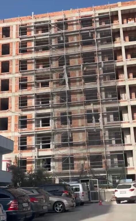 Shitet apartament 2+2 ne Kamez