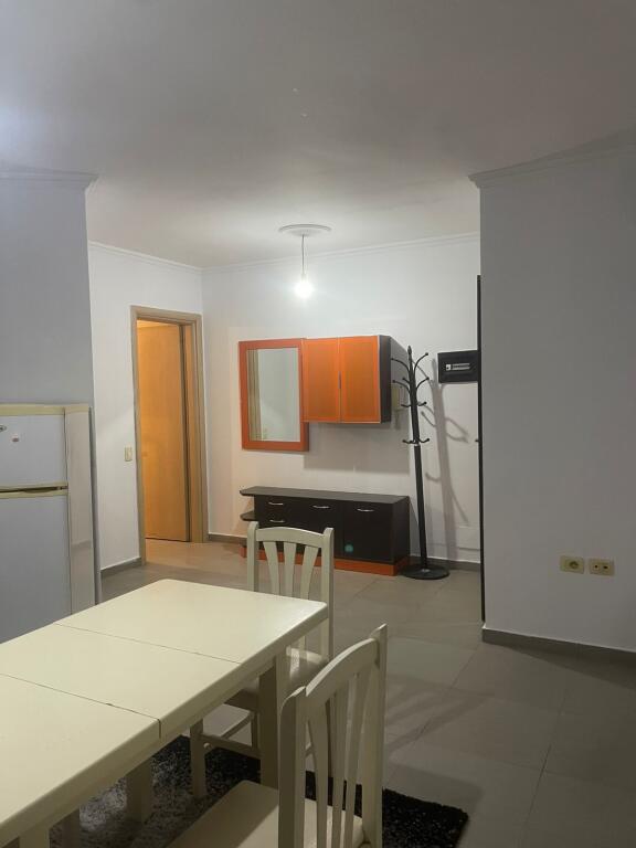 🏡 Apartament 2+1 me Qira – Komuna e Parisit (Crystal Center)
