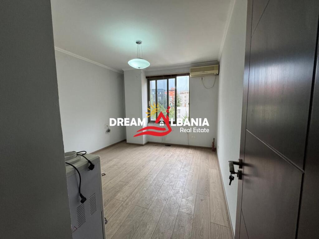 Apartament 2+1 ne Shitje 21 Dhjetori, Prane Hotel Mondial (ID 41212123)