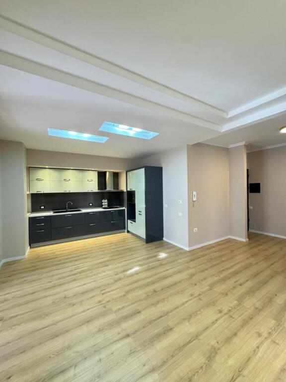 Shitet Apartament 2+1+2bllk