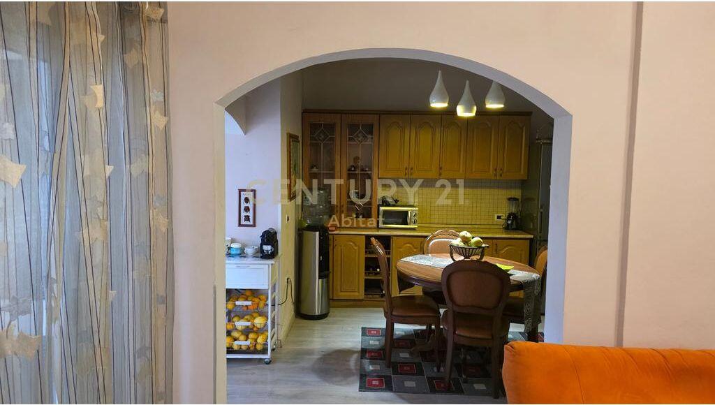 Shitet Apartament 2+1+2 ballkone në Vasil Shanto