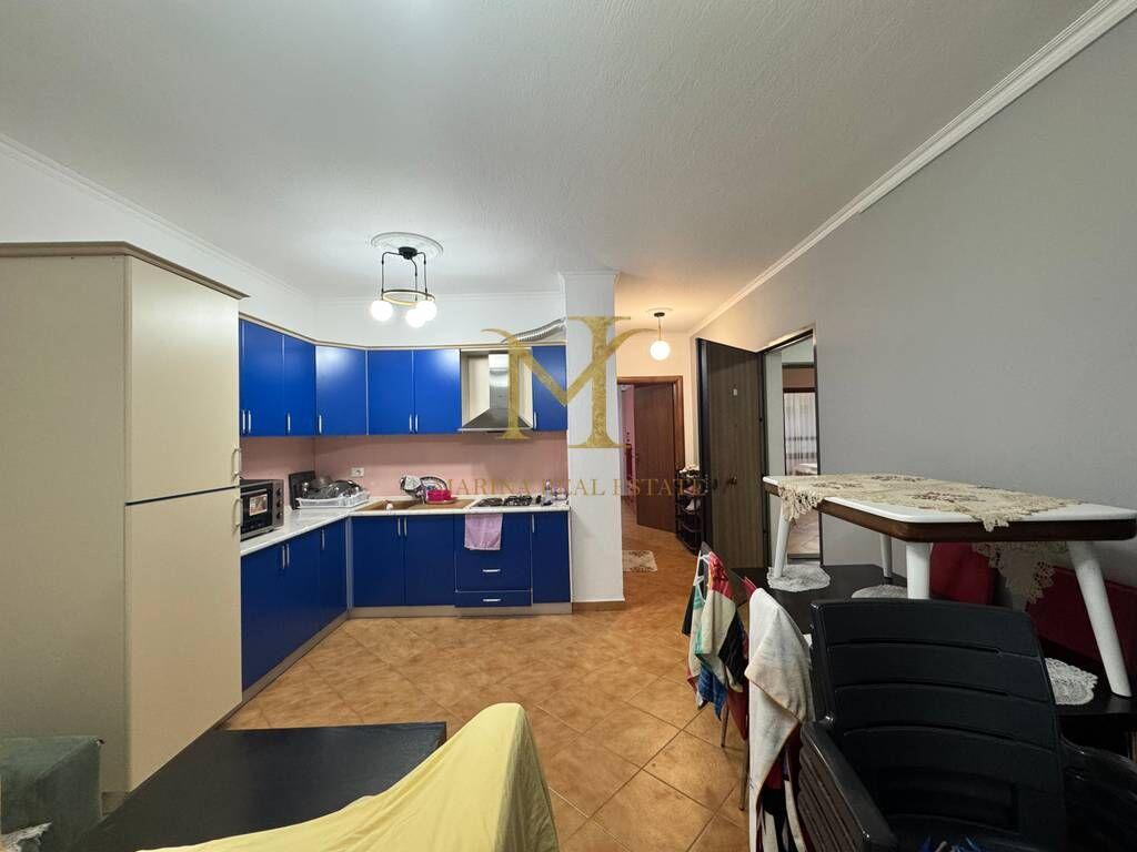 Shitet apartament 1+1, 2 balkoni, në Shkëmbi e Kavajës, Durrës