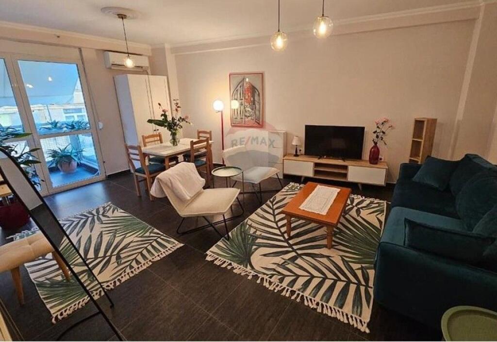 Shitet apartament 2+1 ne Qender-Rruga e Barrikadave