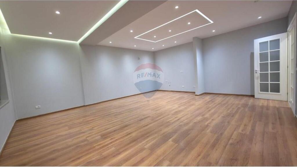 Zyre me qira/ RING CENTER, ZOG TE ZI