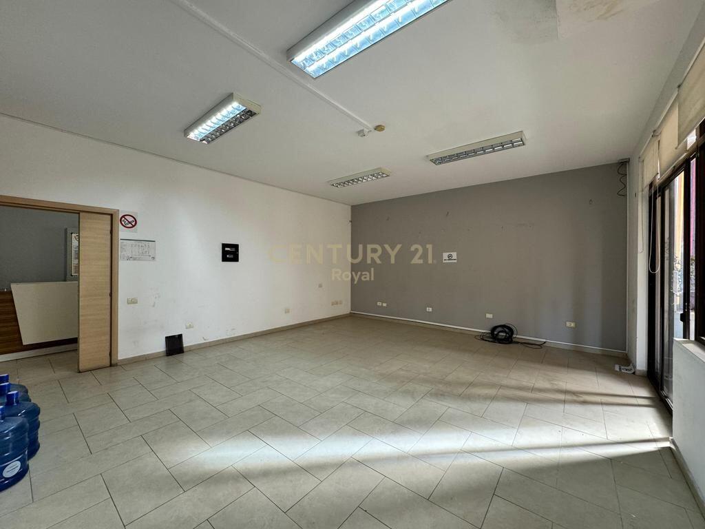 Ambient Komercial me Qira – Rruga e Elbasanit, pas Ambasadës Amerikane