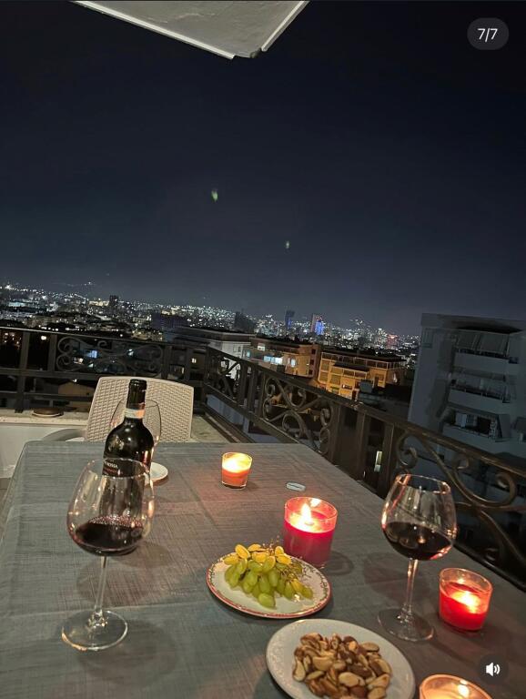 Shitet apartament 2+1+2+2 poste parkimi tek Kopshti Botanik