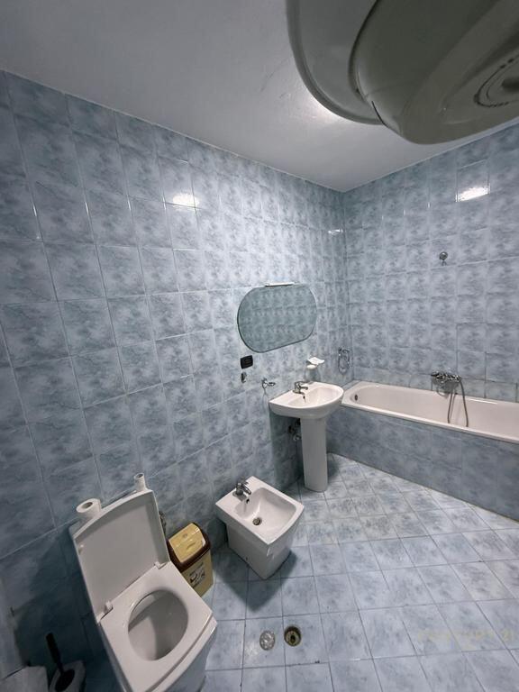 Zyrë me qira në zonën e Komunës së Parisit