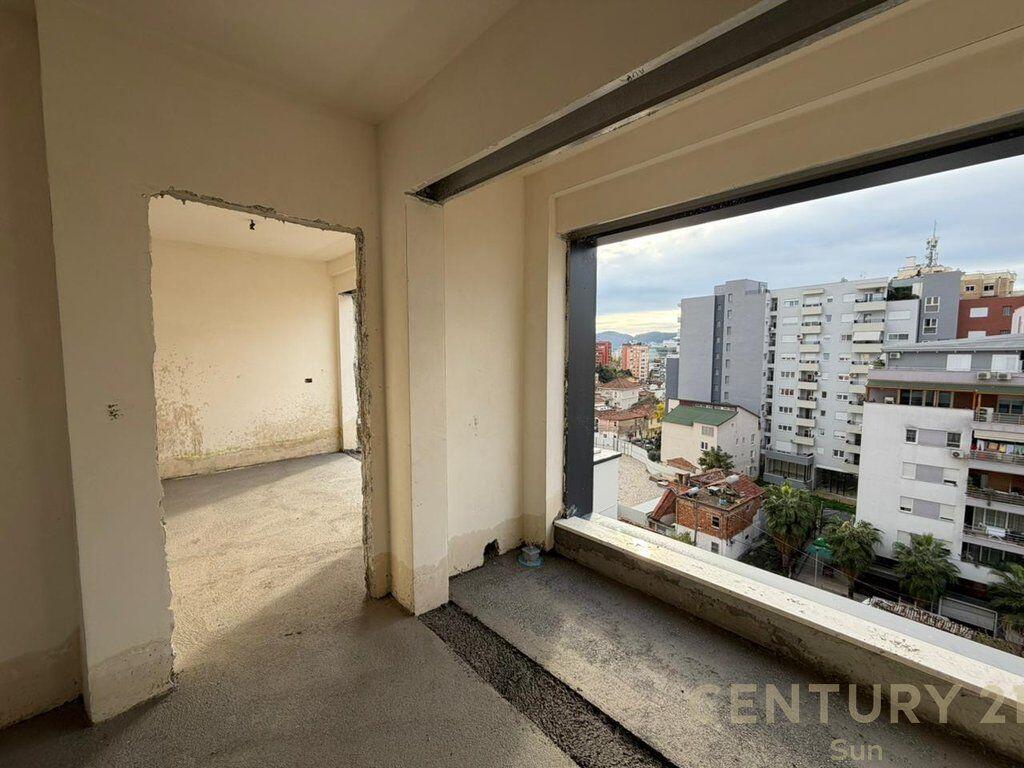 SHITET APARTAMENT 2+1+2 NE PAZARIN E RI