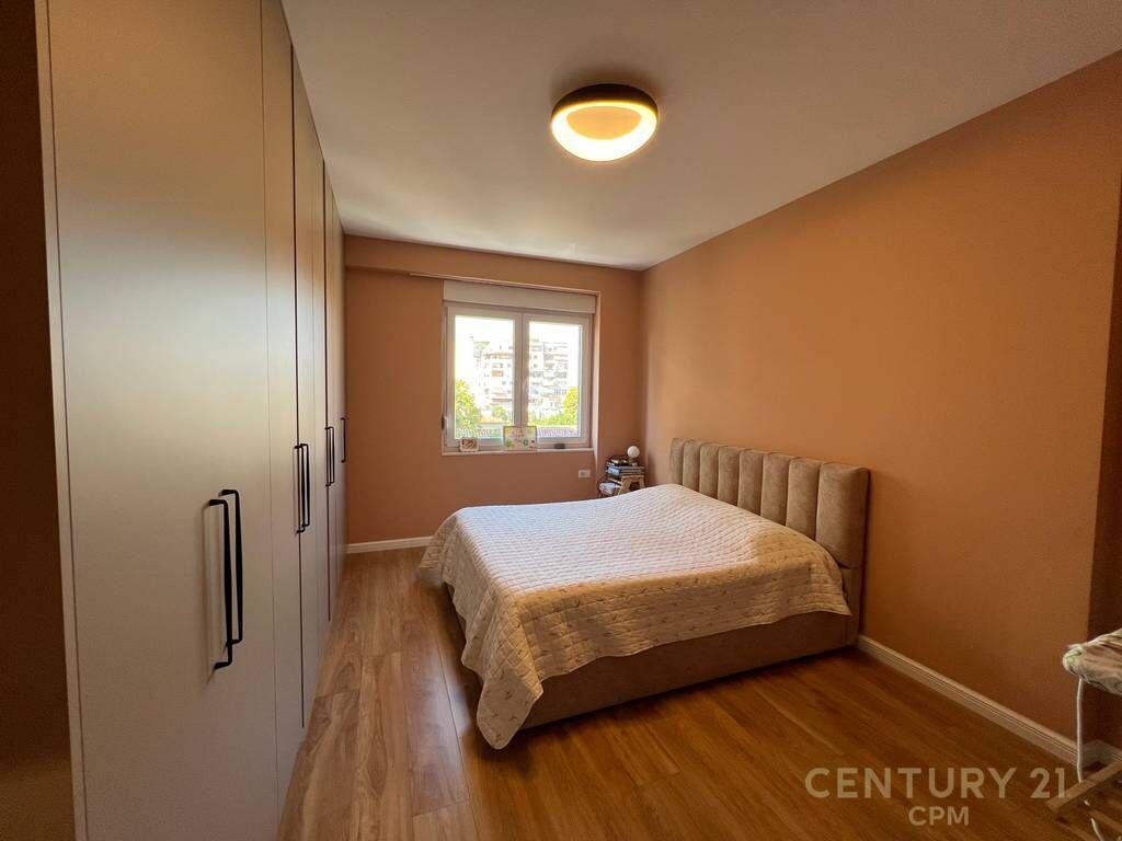 RRUGA E BARRIKADAVE, APARTAMENT 2+1+2 PER SHITJE