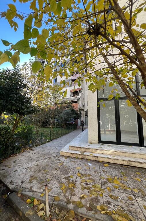 2+1+2 Me Qera, Astir, Tek Rrethi