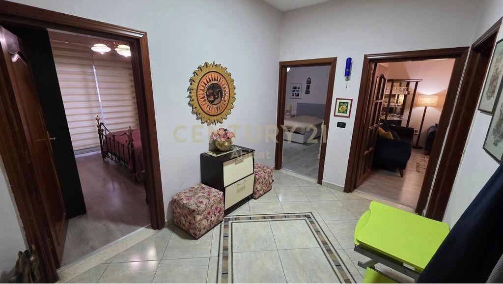 Shitet Apartament 2+1+2 ballkone në Vasil Shanto 230,000 €