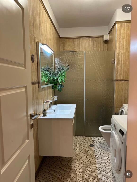 Shitet apartament 2+1+2+2 poste parkimi tek Kopshti Botanik