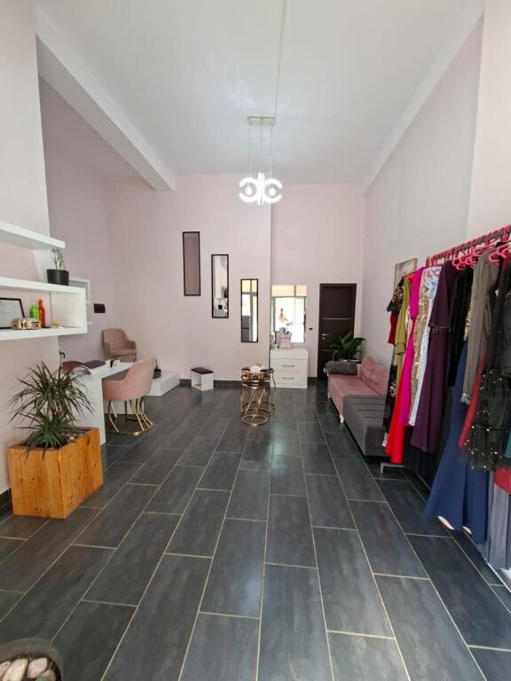 Shop together with business for rent in Astir