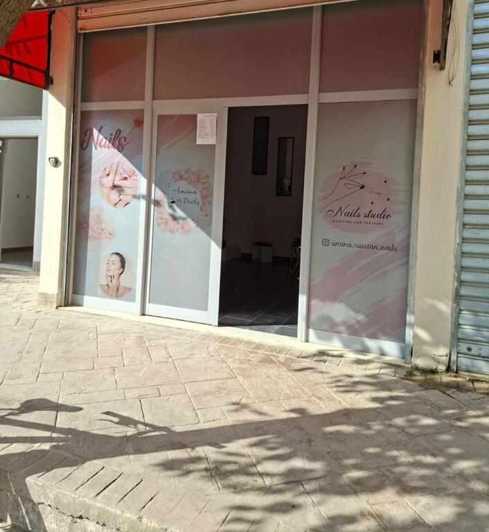 Shop together with business for rent in Astir
